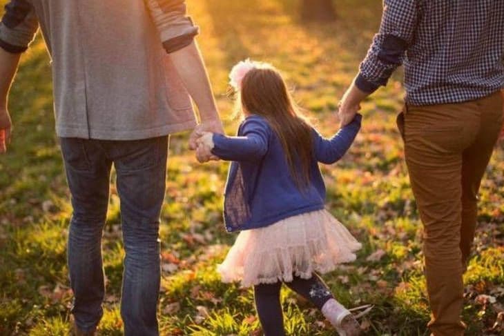 Niña argentina tiene dos papás y una mamá.