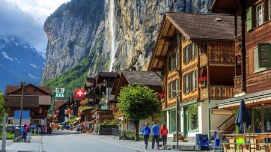 Suiza es una democracia reconocida, aunque solo desde 1971 se le otorgó el derecho a sufragio a las mujeres. En cambio, la población extranjera, que representa un 25% de los 8,6 millones de habitantes del país, carece de derechos políticos a nivel federal