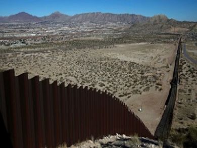 CS de EEUU autoriza financiar con fondos del Pentágono construcción de una sección del muro fronterizo con México.
