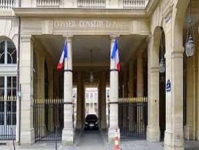 Consejo Constitucional de Francia determina inconstitucional norma que permitía imponer medidas de control a condenados por terrorismo una vez concluida sus penas.