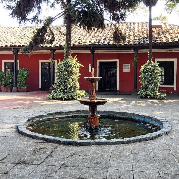 Destitución de la funcionaria que goza de fuero maternal por reiterados atrasos y ausencias injustificadas dispuesta en sumario administrativo debe ser postergada para después de vencido el fuero.