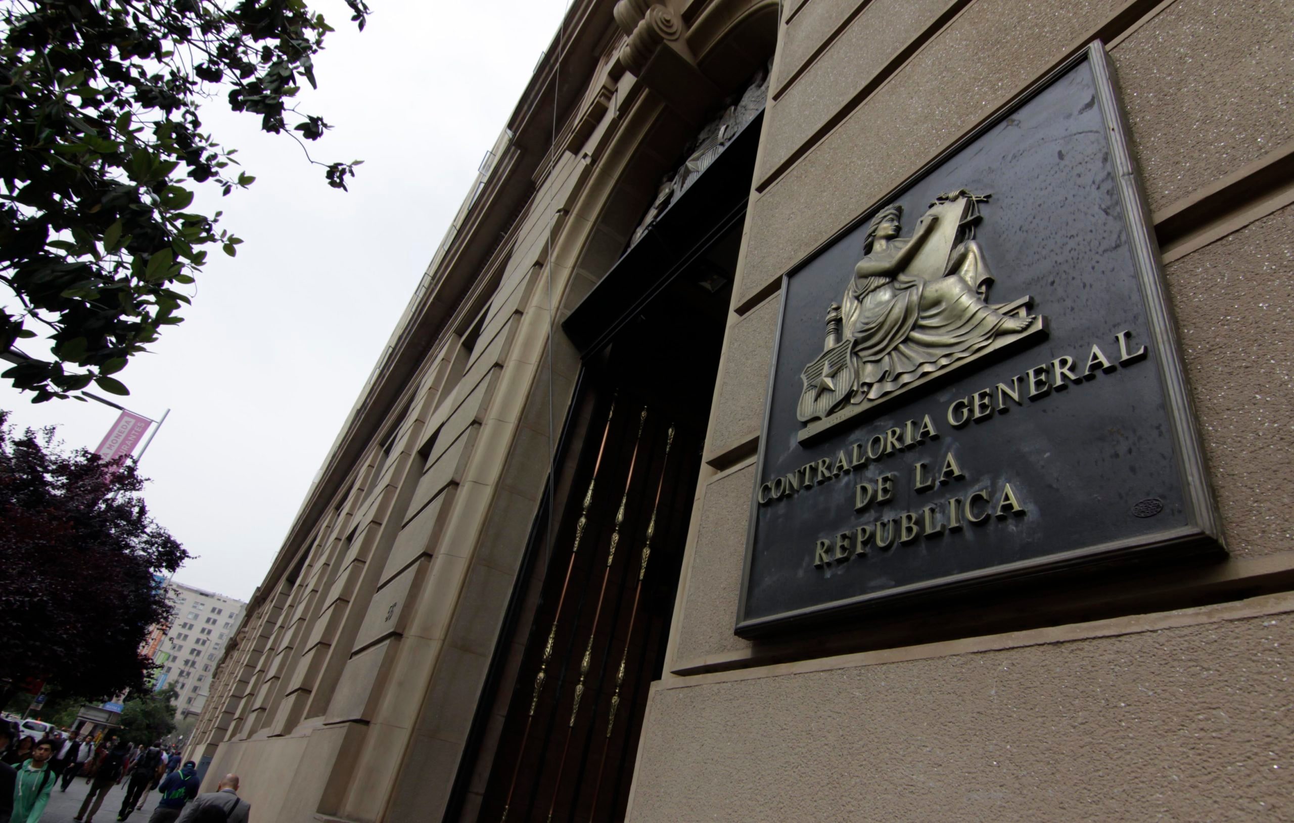 08 de Noviembre del 2017 / SANTIAGO Presentan denuncia ante contraloría por gestiones irregulares al interior del organismo de gendarmería, esto luego de la compra de tobilleras electrónicas por parte de dicha institución Foto: FELIPE LOPEZ/ AGENCIA UNO