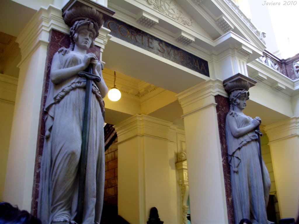 CS revocó fallo de la Corte de Valparaíso que acogió recurso de protección en contra del Centro de Mediación y Conciliación Individual que aplicó multa a una empresa. Organismo público solo puede constatar situaciones fácticas y no interpretar la ley.