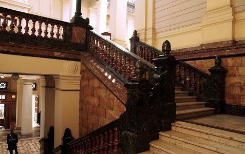 Si el vínculo laboral reconocido por el fallo tiene su origen en contratos a honorarios celebrados por órganos de la Administración del Estado, no resulta aplicable la figura de la nulidad del despido.