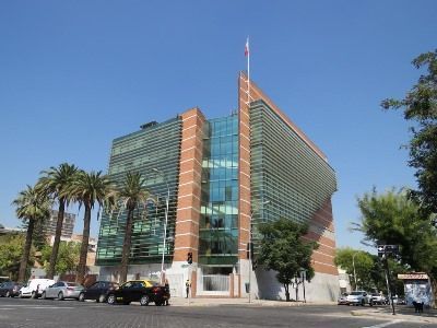 Si bien el accidente del trabajo se produjo por una acción insegura realizada por la actora, ésta sólo pudo ser llevada a cabo en razón de un cumplimiento imperfecto de las obligaciones de seguridad que le corresponde al empleador.
