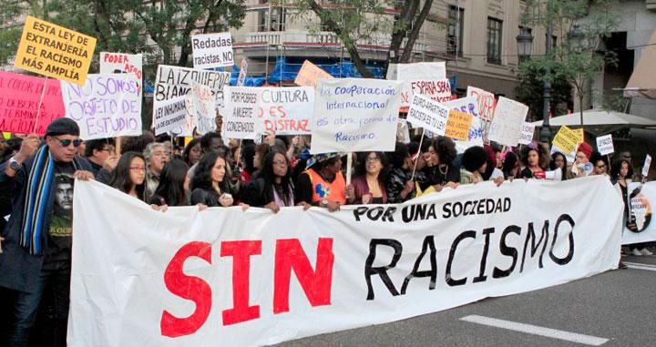 Condenan un año de cárcel a un hombre por delito de odio hacia los inmigrantes y otro de atentado a agentes de la autoridad en España.