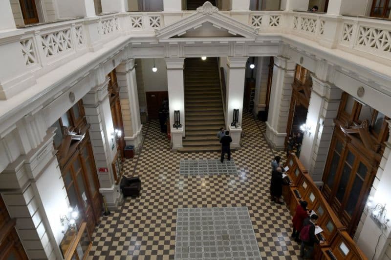 Corte de Apelaciones de Santiago confirma fallo que condenó a centro médico por prácticas antisindicales al reemplazar a trabajadores en huelga legal.