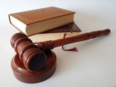 Juzgado Laboral acoge demanda por despido injustificado y cobro de prestaciones presentado por trabajador en contra de empresa de desabolladura de automóviles.