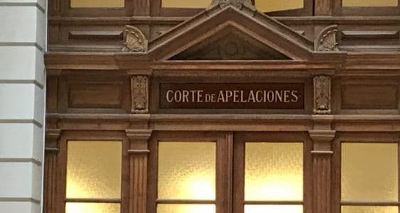 Corte de Apelaciones de Santiago confirma fallo que acogió demanda por despido injustificado de trabajadora de casa particular ordenando el pago de remuneración adeudada e indemnización sustitutiva del aviso previo.