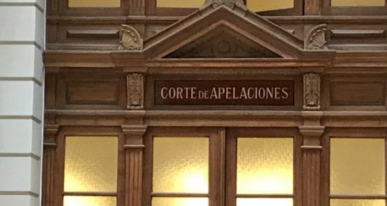 Corte de Apelaciones de Santiago confirma fallo que acogió demanda por despido injustificado de trabajadora de casa particular ordenando el pago de remuneración adeudada e indemnización sustitutiva del aviso previo.