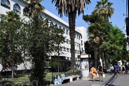 Si bien una enfermedad profesional no necesariamente se origina en la última empresa en la que trabajador presta servicios los exámenes preocupacionales permitían acreditar que antes del ingreso a la empresa actor no presentaba evidencias de neumoconiosis