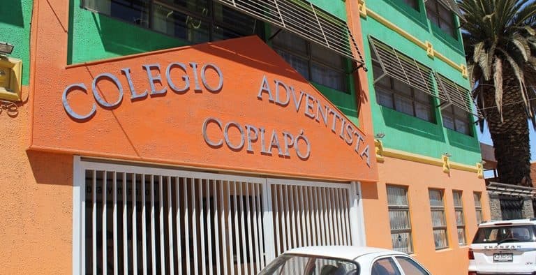 Corte de Copiapó acogió recurso de protección y ordenó a colegio tratar a adolescente de 13 años de edad según su identidad de género y nombre social y desarrollar protocolo de inclusión de comunidad LGTBIQ.