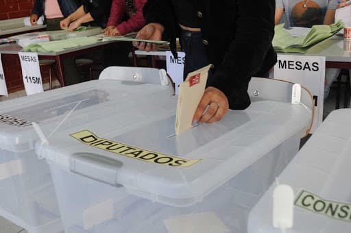 Sobre la ley que pone un límite de períodos para el ejercicio del cargo a los parlamentarios, alcaldes, concejales y consejeros regionales.