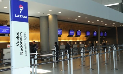Juzgado de Letras del Trabajo de Santiago acogió la demanda por despido injustificado presentado por analista de ingeniería en contra de aerolínea.