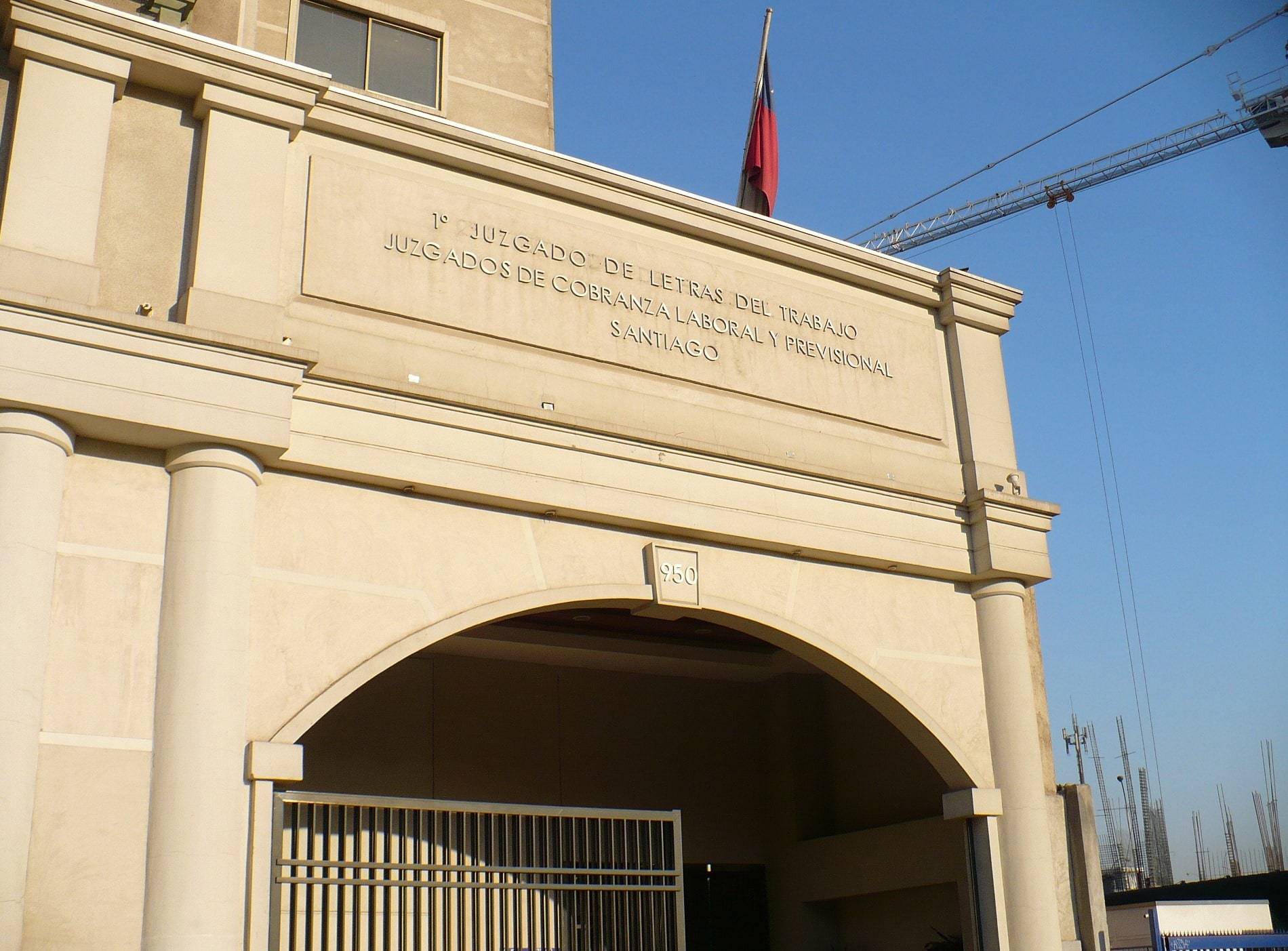 Juzgado de Letras del Trabajo de Santiago acogió demanda por despido injustificado de trabajadores de empresa de energía que cumplían funciones en régimen de subcontratación en empresa de materiales de construcción.