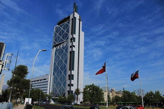 CS declaró inadmisible recurso de unificación de jurisprudencia presentado en contra de la sentencia que acogió demanda y declaró improcedente el despido de trabajadora y ordenó a empresa de telefonía pagar prestaciones adeudadas.