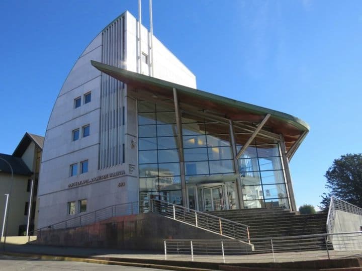 Corte de Apelaciones de Valdivia acogió el recurso de protección presentado por la madre de una niña de cinco años, en contra del padre de la menor, luego de tomar conocimiento que el hombre publicó dos imágenes en una red social que vulneran la indemnidad sexual de su hija.