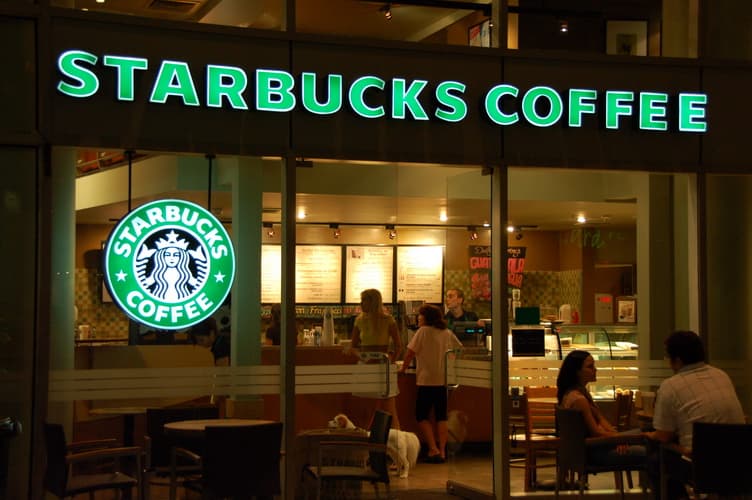 Juzgado de Letras del Trabajo de Santiago acogió la demanda por despido injustificado deducido por empleada de local de la cadena Starbucks Coffe Chile SA.