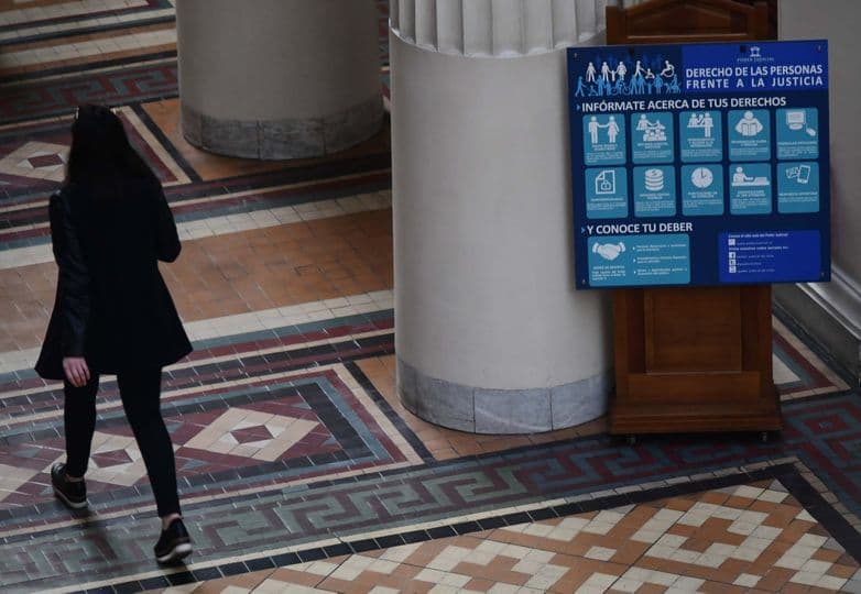 Fundación educacional deberá pagar indemnización y prestaciones adeudadas a profesora despedida injustificadamente.