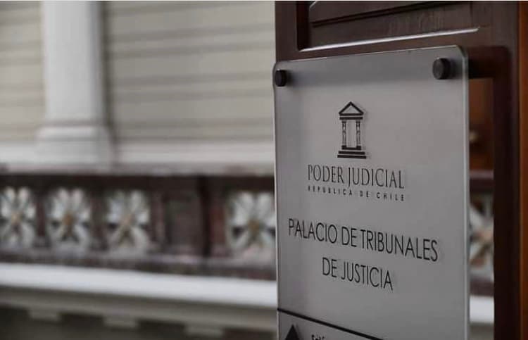 A pesar de la mora previsional al haberse controvertido por la demandada la naturaleza laboral del vínculo, no procede el castigo del inciso séptimo del artículo 162 del Código del Trabajo, al ampararse la contratación a honorarios en una fórmula contemplada por la ley.