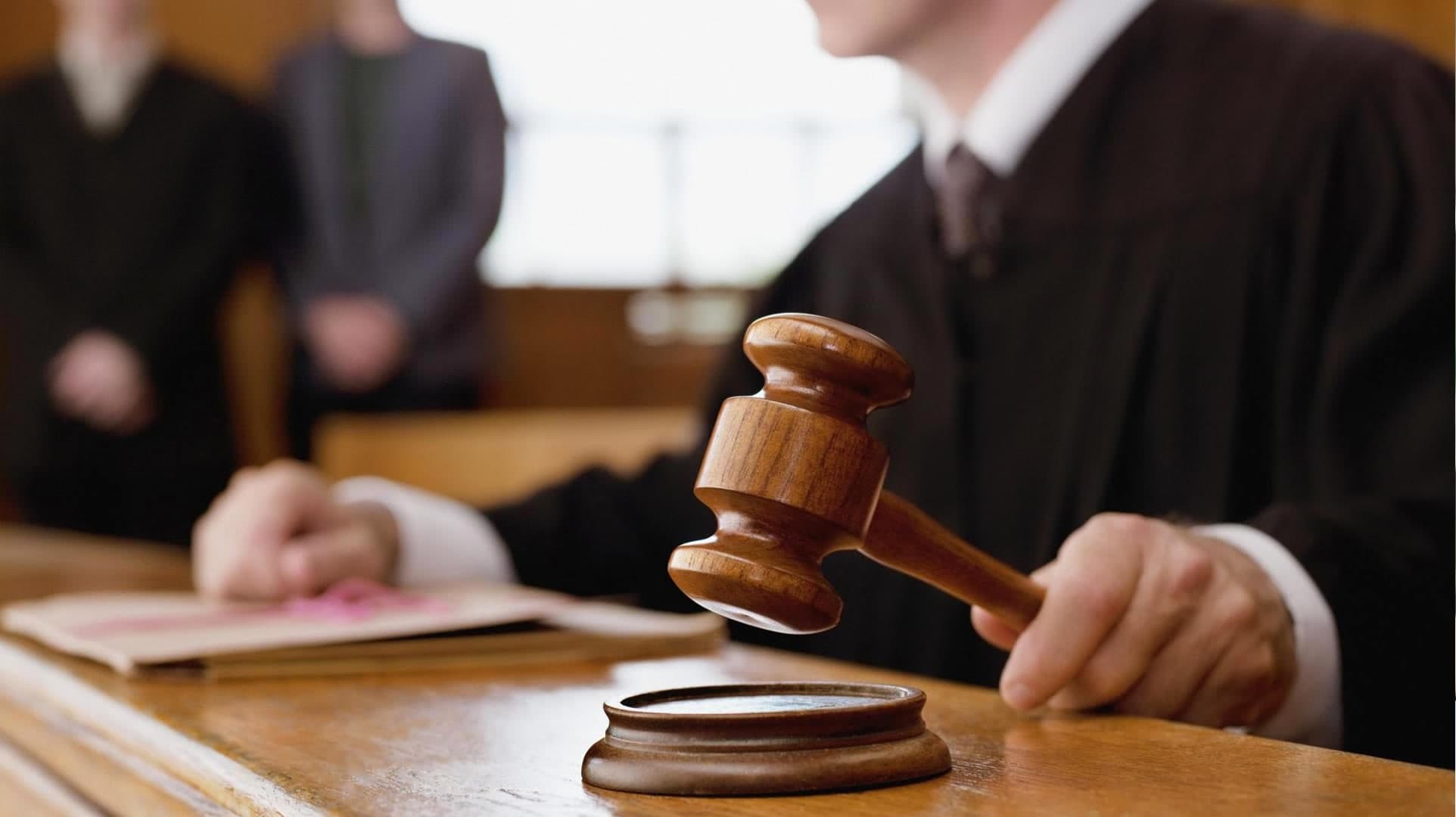 La acción cautelar es improcedente para impugnar resoluciones judiciales.