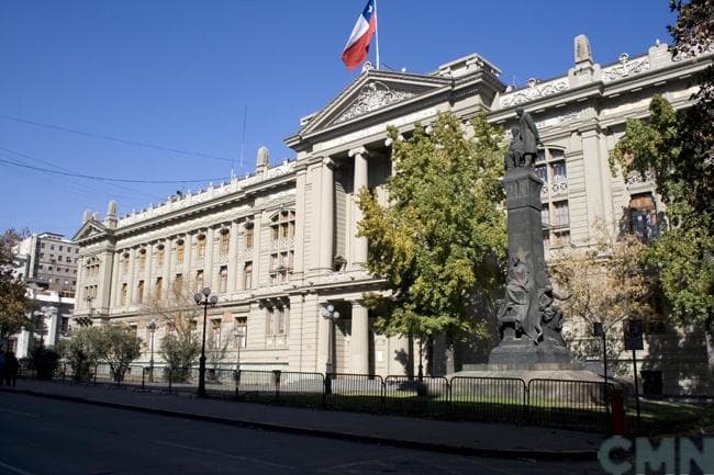 Corte de Apelaciones de Santiago acogió recurso de protección deducido en contra de la comunidad de edificio por advertencia de corte de agua caliente por el retraso en el pago de multas incluidas en gastos comunes.