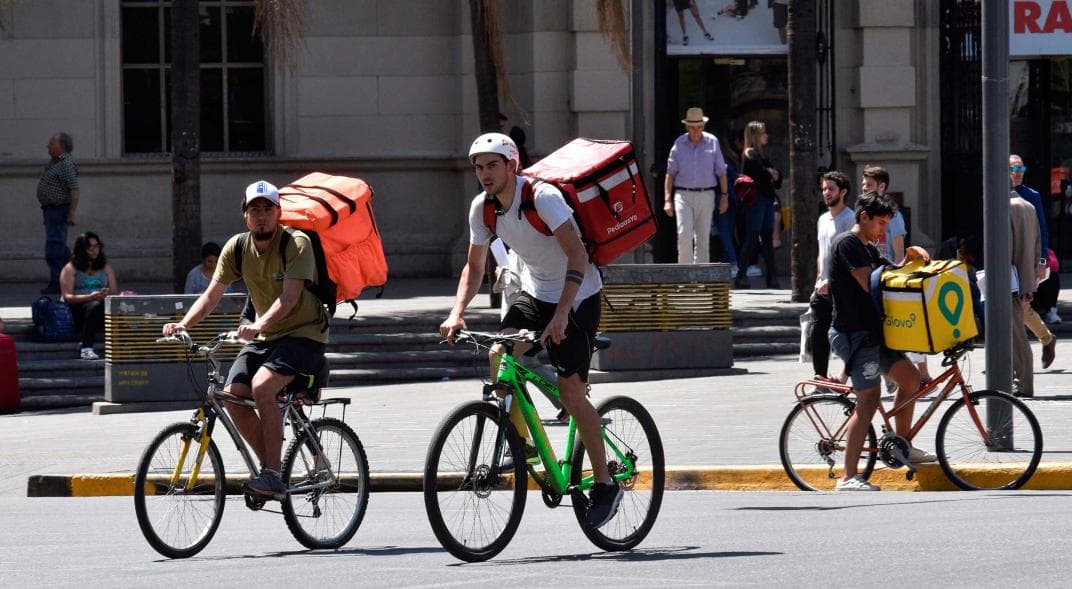 Proyecto de ley obliga a las empresas de aplicación de transportes a crear un registro nacional de repartidores y establece multas en caso de incumplimiento.