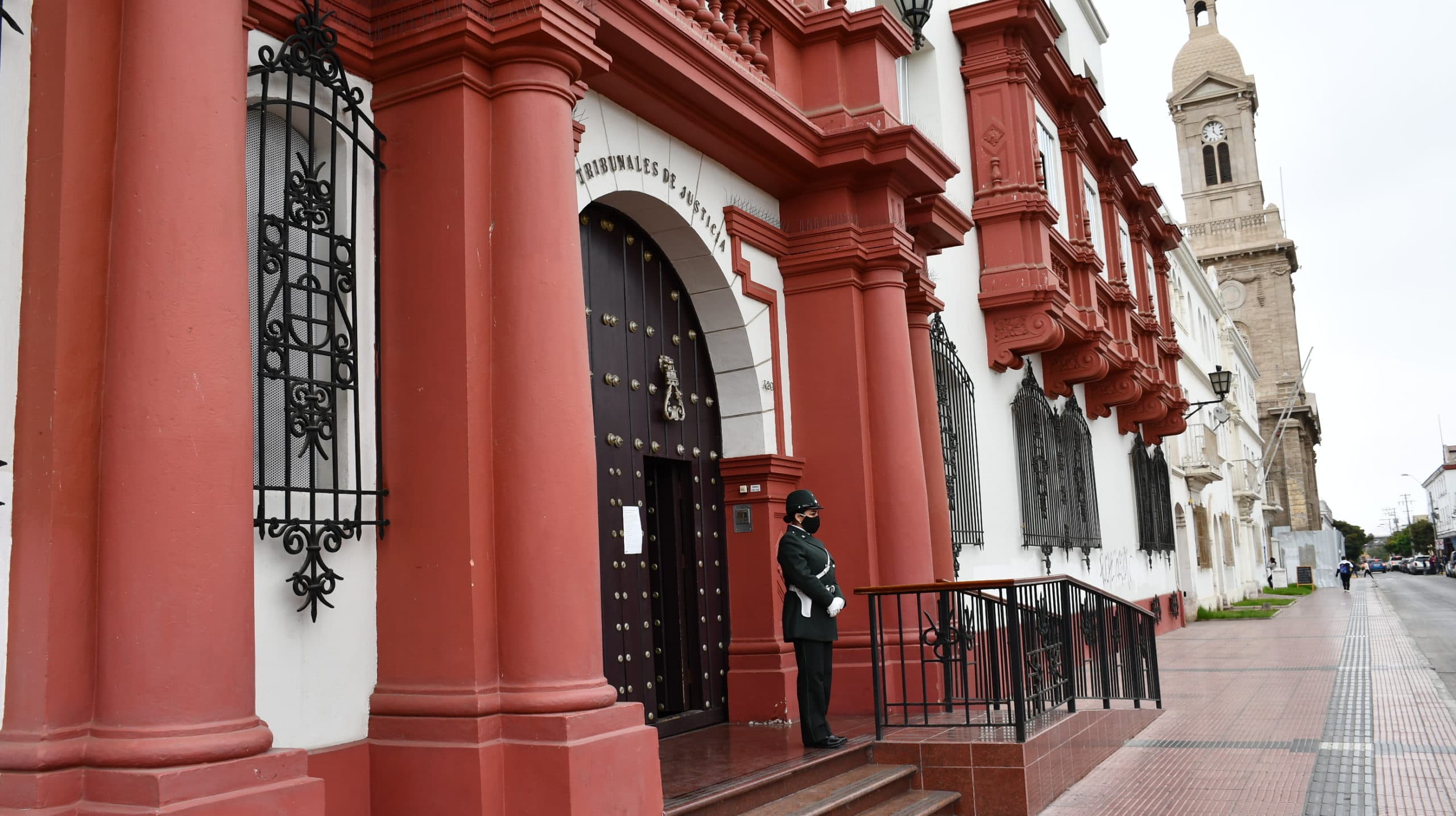 Corte de La Serena aumenta monto de indemnización a transeúnte que resultó con fractura nasal al caer al interior de una fosa de alcantarillado.