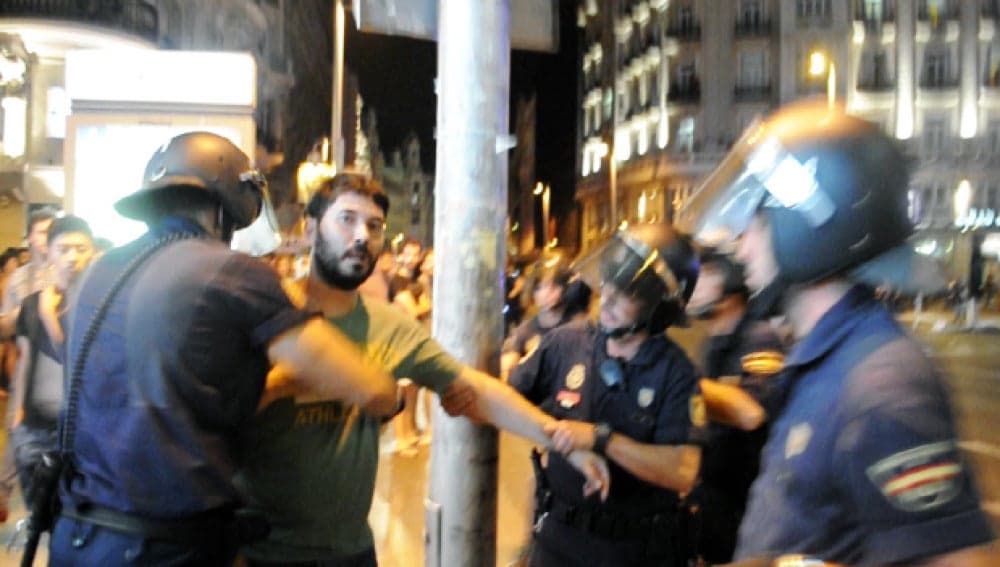 Tribunal español determinó que un ciudadano no puede subir en directo a las redes sociales una actuación policial.