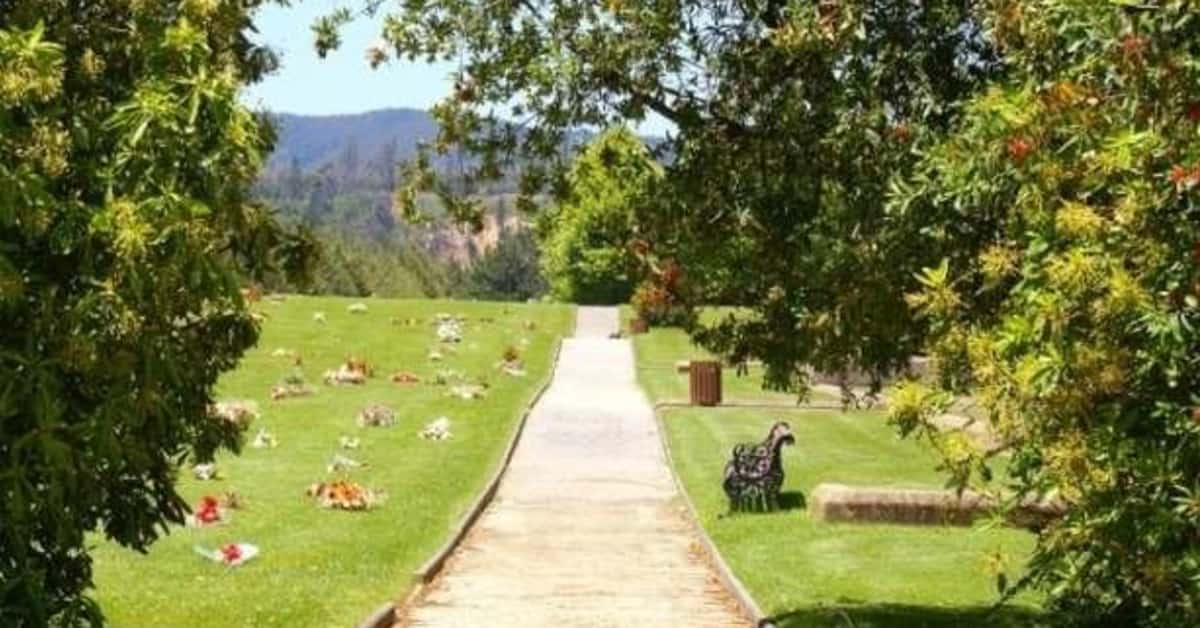 Juzgado de Letras del Trabajo de Santiago acogió demanda subsidiaria de despido indirecto por incumplimiento grave de las obligaciones contractuales interpuesta por una vendedora de sepulturas.