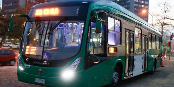 Juzgado de Letras del Trabajo de Santiago declaró ajustado a derecho el despido de conductor que colisionó con un poste y siguió conduciendo con pasajeros a bordo.