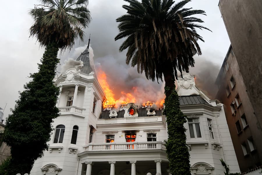 TOP de Santiago condena a 5 años y un día de presidio a autor del delito de incendio en sede universitaria.