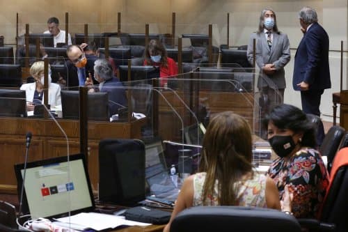 Aprueban que elecciones municipales, de constituyentes y gobernadores regionales sean el 10 y 11 de abril.