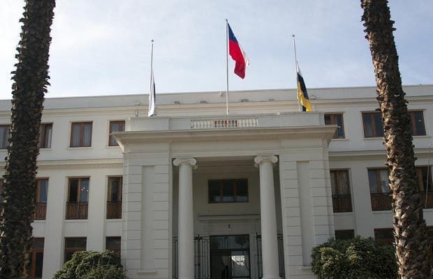 Municipalidad de Ñuñoa debe pagar todas las remuneraciones de funcionaria a quien terminó anticipadamente su contrata.