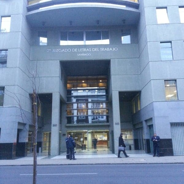 Juzgado de Letras del Trabajo de Santiago declaró ilegal la actuación de la demandada por el cambio unilateral de las condiciones en la jornada de trabajo y la condenó al pago de indemnización por lucro cesante.