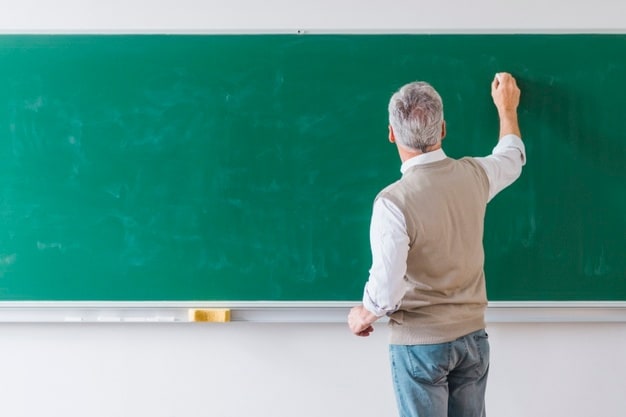Solicitar en cumplimiento de los cinco requisitos para la jerarquización docente y no “al menos tres” como indica el reglamento interno, es un acto de discriminación arbitraria.