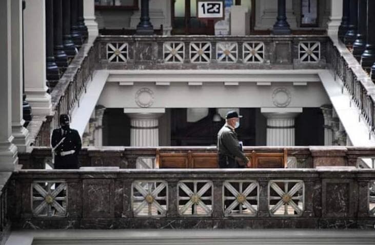 Dirimir si la entidad pública aplicó o no conforme a derecho la institución de la prescripción excede el fin y objetivo cautelar de la acción de protección.