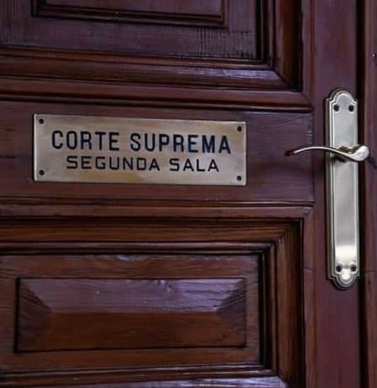 No constituye un indicio que un ciudadano al percatarse de la presencia policial se devuelva por la misma calle por la que transitaba. Dicho comportamiento es una conducta neutra.