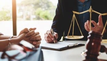 Abogado no habilitado para el ejercicio de la profesión no puede responder penalmente por el delito de deslealtad profesional, resuelve el Tribunal Supremo de España.