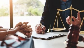 Abogado no habilitado para el ejercicio de la profesión no puede responder penalmente por el delito de deslealtad profesional, resuelve el Tribunal Supremo de España.