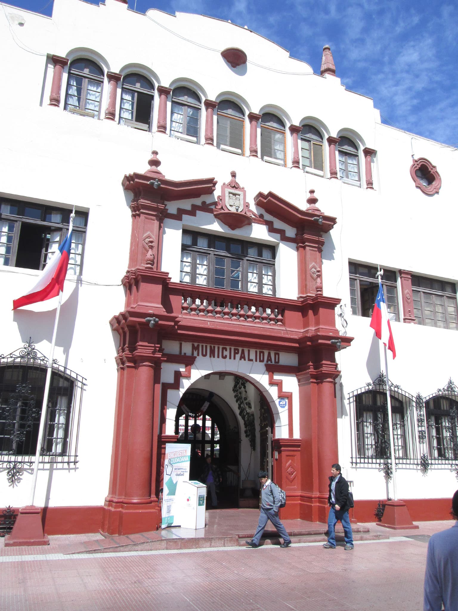 CS mantiene condena a municipalidad de La Serena a pagar una indemnización total de $9.394.230 por caída de peatón en vereda en mal estado.