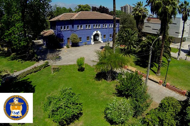 Corte de Santiago rechaza demanda por despido injustificado de trabajadora de universidad.