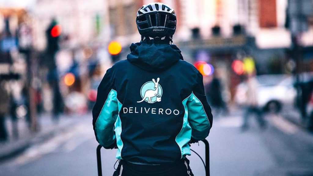 Tribunal español confirmó la relación laboral de los repartidores de Deliveroo con esta empresa.