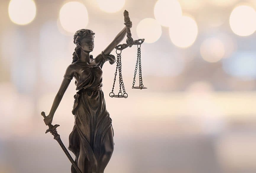 Es ilegal y arbitraria resolución judicial que solicitó antecedentes de la cuenta personal del recurrente al obrar fuera de los casos que el artículo 154 de la Ley General de Bancos permite.