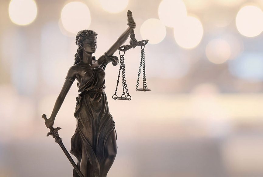 Es ilegal y arbitraria resolución judicial que solicitó antecedentes de la cuenta personal del recurrente al obrar fuera de los casos que el artículo 154 de la Ley General de Bancos permite.