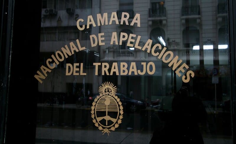 El ejercicio de la facultad de control médico no configura una situación de hostigamiento laboral justificante del despido indirecto.