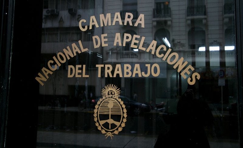 El ejercicio de la facultad de control médico no configura una situación de hostigamiento laboral justificante del despido indirecto.