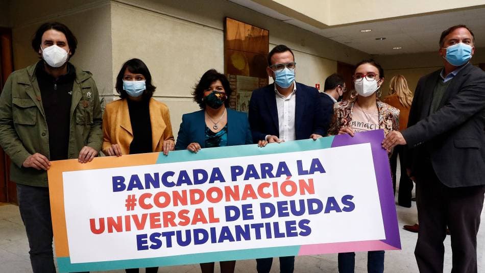 Reforma constitucional busca la condonación universal de deudas estudiantiles.