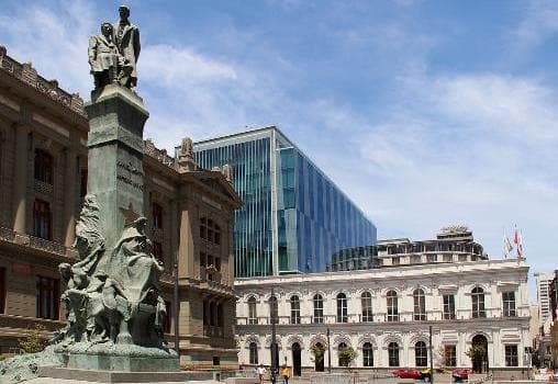 Corte de Santiago confirma fallo que acogió demanda de despido indirecto de auxiliar de farmacia.