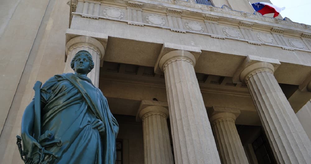 Que se programe audiencia de ratificación de patrocinio y poder para 11 días, a lo sumo, podría suponer una infracción administrativa pero no vulnera garantías constitucionales, resuelve la Corte de Valparaíso.
